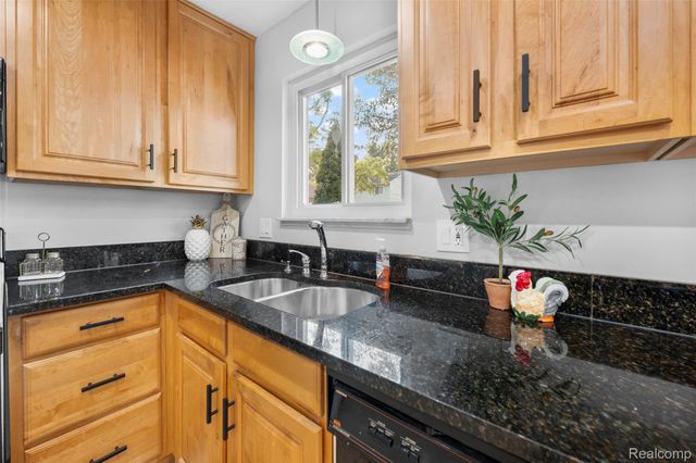 2420 E Lincoln Avenue, Royal Oak Charter Township, MI 48067