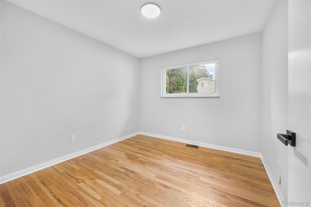 2420 E Lincoln Avenue, Royal Oak Charter Township, MI 48067