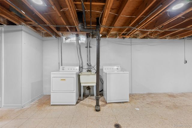 2420 E Lincoln Avenue, Royal Oak Charter Township, MI 48067