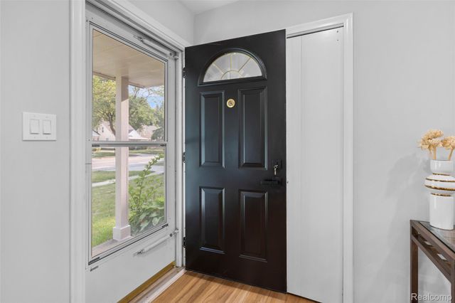 2420 E Lincoln Avenue, Royal Oak Charter Township, MI 48067