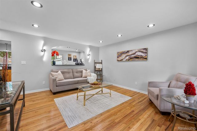 2420 E Lincoln Avenue, Royal Oak Charter Township, MI 48067