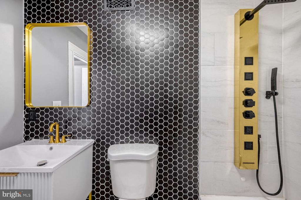 Image 13 of property listing at 2312 CALVERTON HEIGHTS AVE, Baltimore, MD 21216