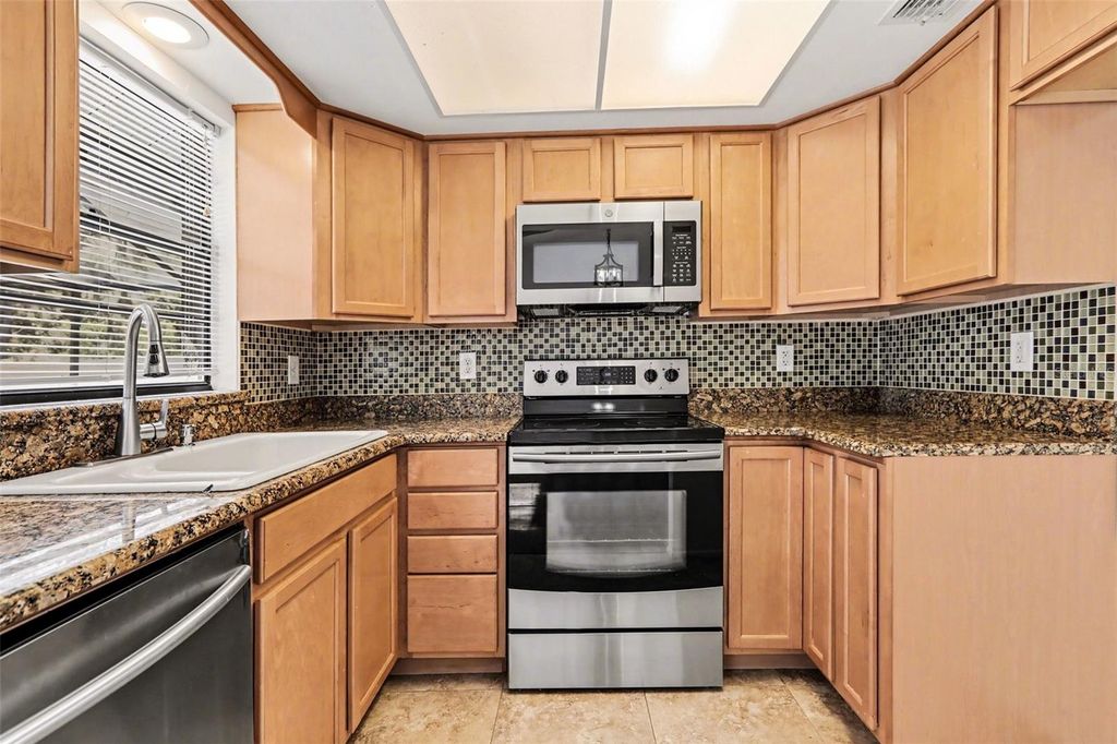 Image 8 of property listing at 2332 SEWARD DRIVE, Sarasota, FL 34234