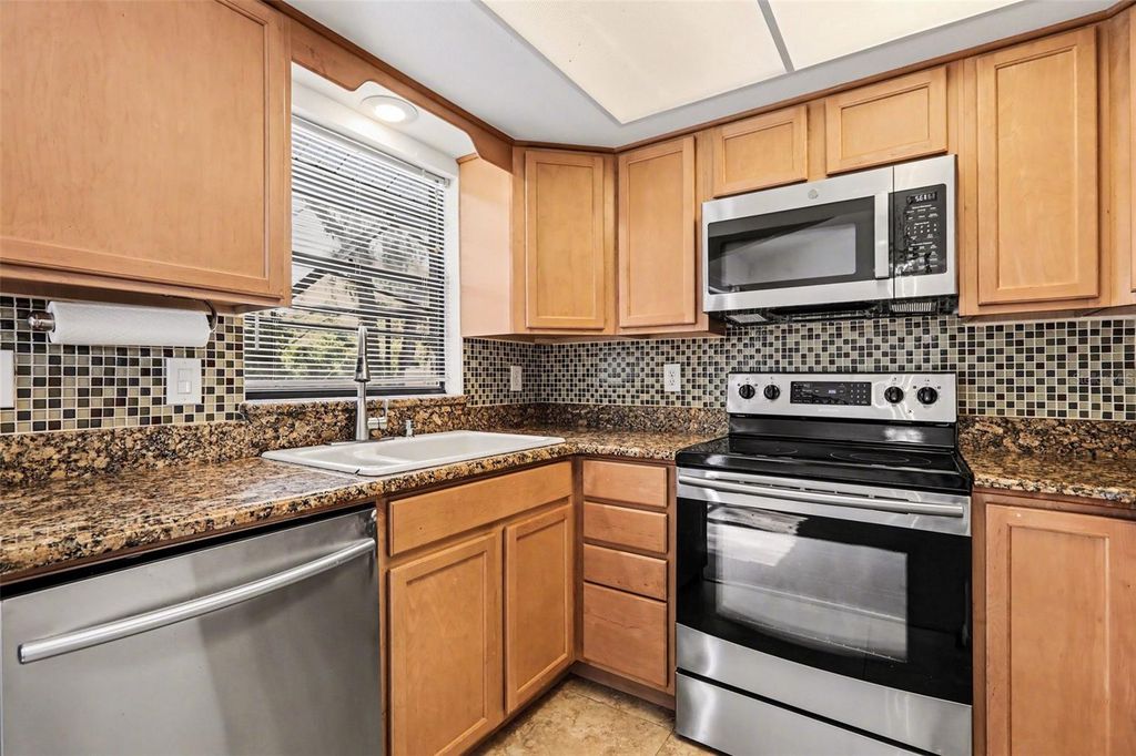 Image 9 of property listing at 2332 SEWARD DRIVE, Sarasota, FL 34234