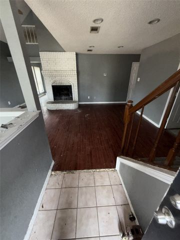 900 Blossomwood Court, Arlington, TX 76017