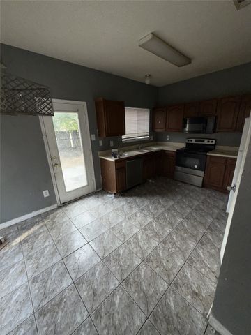 900 Blossomwood Court, Arlington, TX 76017