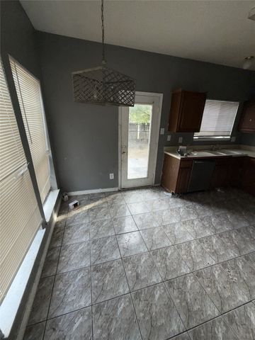 900 Blossomwood Court, Arlington, TX 76017