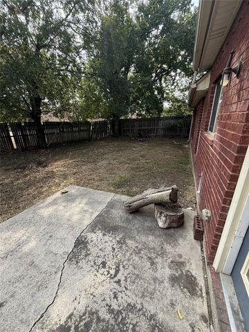 900 Blossomwood Court, Arlington, TX 76017