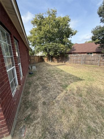 900 Blossomwood Court, Arlington, TX 76017