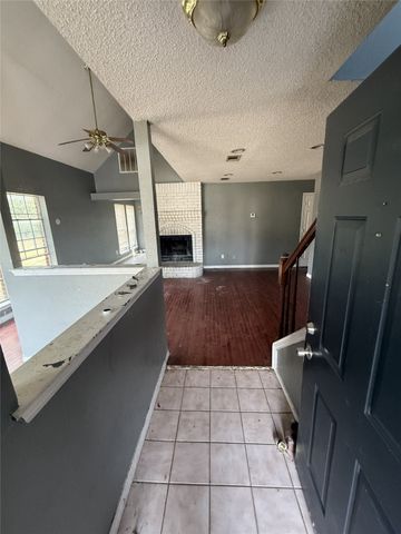 900 Blossomwood Court, Arlington, TX 76017