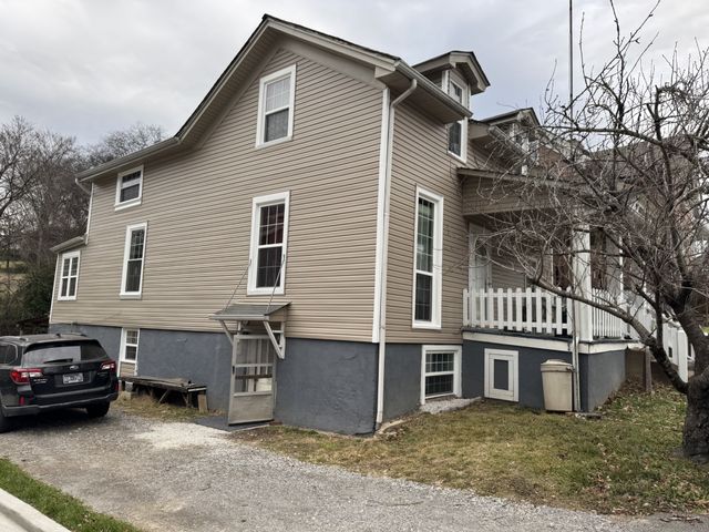 416 S 2nd St, Clarksville, TN 37040