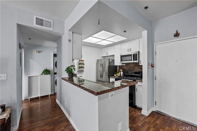 19350 Sherman Way. 328, Reseda, CA 91335