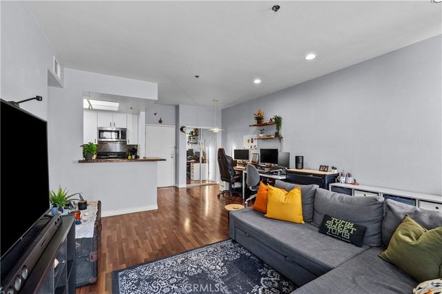 19350 Sherman Way. 328, Reseda, CA 91335