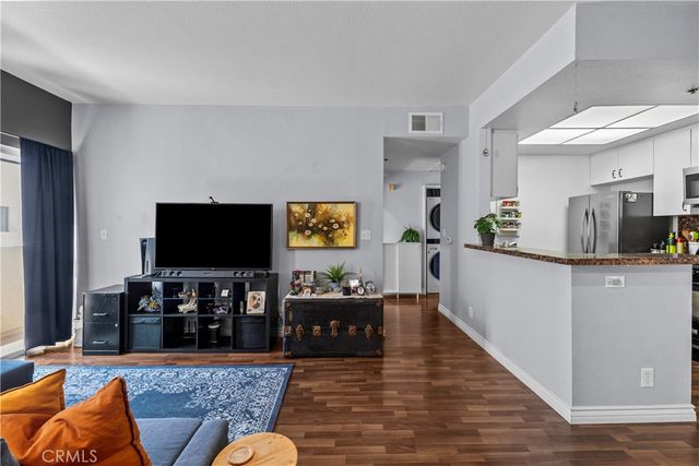 19350 Sherman Way. 328, Reseda, CA 91335