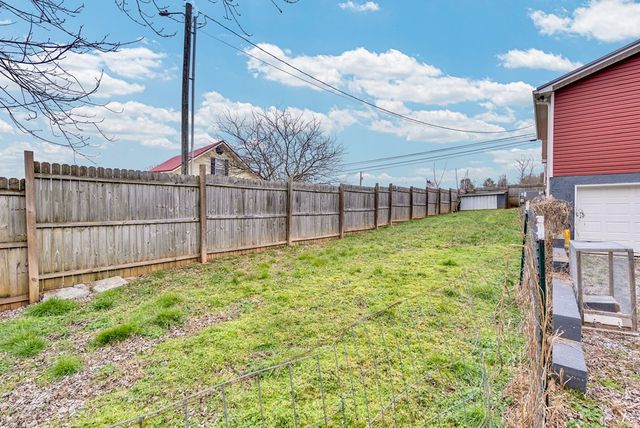 425 S Young St, Sparta, TN 38583