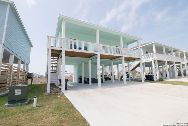 207 Paradise Dr, Rockport, TX 78382
