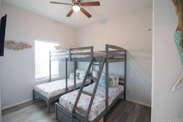 207 Paradise Dr, Rockport, TX 78382