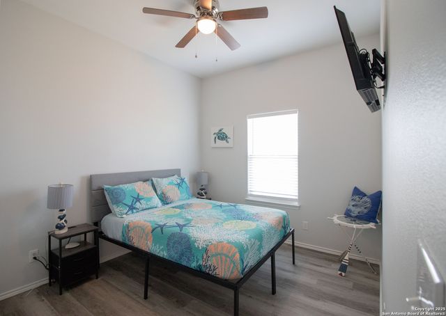 207 Paradise Dr, Rockport, TX 78382