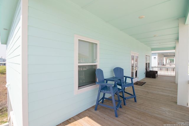 207 Paradise Dr, Rockport, TX 78382