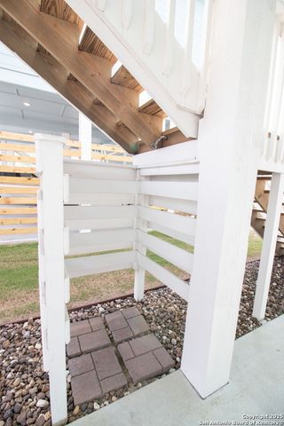 207 Paradise Dr, Rockport, TX 78382