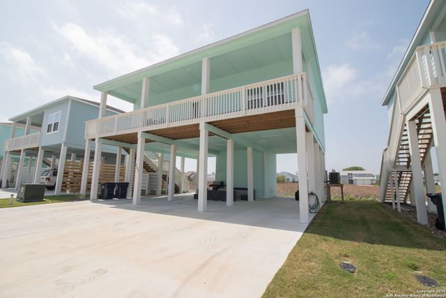 207 Paradise Dr, Rockport, TX 78382