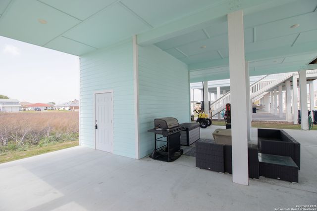 207 Paradise Dr, Rockport, TX 78382