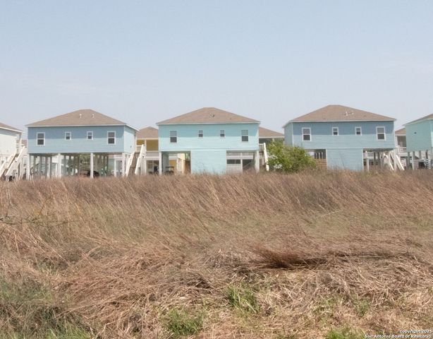 207 Paradise Dr, Rockport, TX 78382