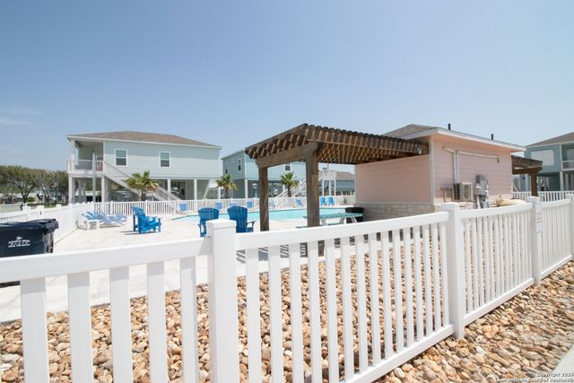 207 Paradise Dr, Rockport, TX 78382