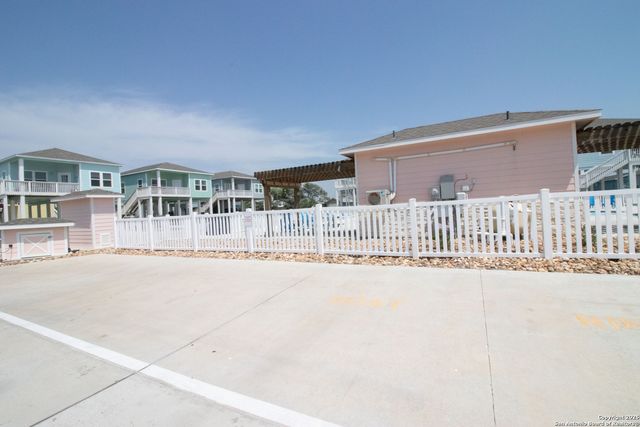 207 Paradise Dr, Rockport, TX 78382
