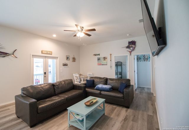 207 Paradise Dr, Rockport, TX 78382