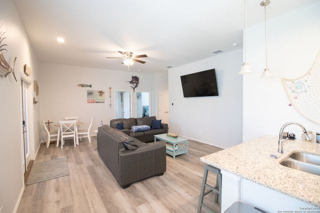 207 Paradise Dr, Rockport, TX 78382