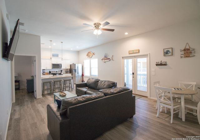 207 Paradise Dr, Rockport, TX 78382