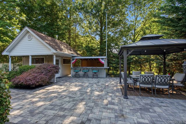 83 Hedgerow, Commack, NY 11725