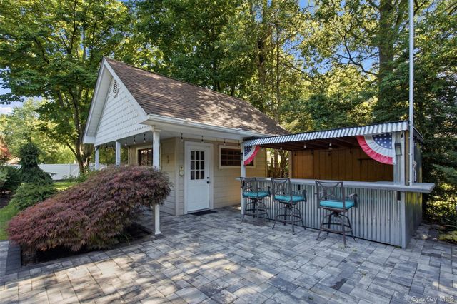 83 Hedgerow, Commack, NY 11725