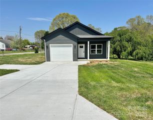 2832 12th Avenue SW, Hickory, NC 28602
