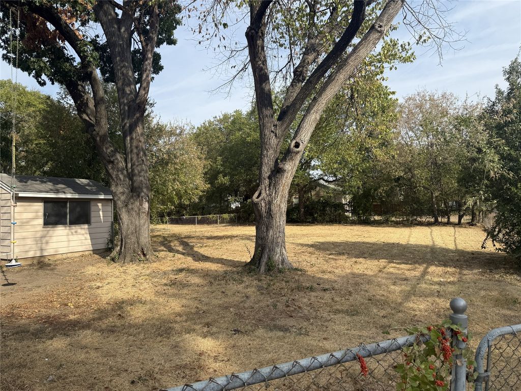 617 E Union Bower Road, Irving, TX 75061 — photo 2