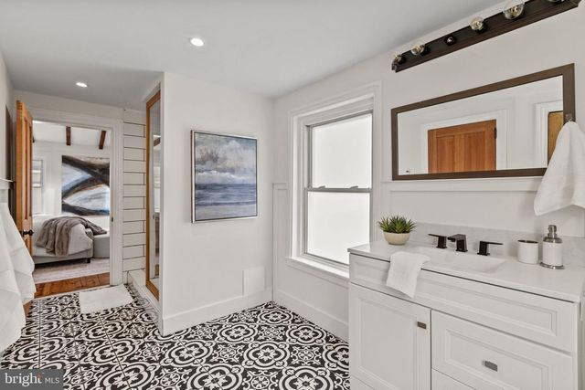 2010 IONIC ST, Philadelphia, PA 19103