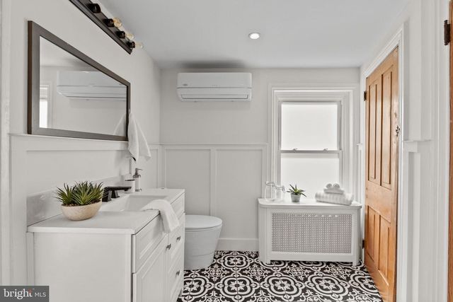 2010 IONIC ST, Philadelphia, PA 19103