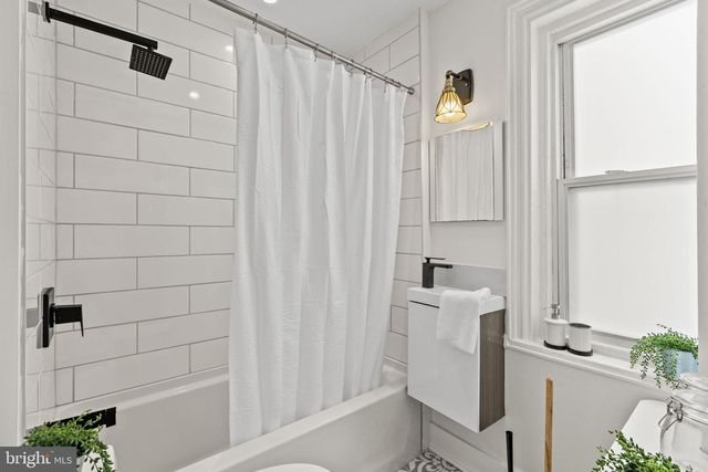 2010 IONIC ST, Philadelphia, PA 19103