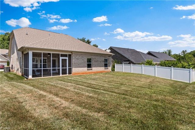6142 Barrington Oaks Drive, Clemmons, NC 27012
