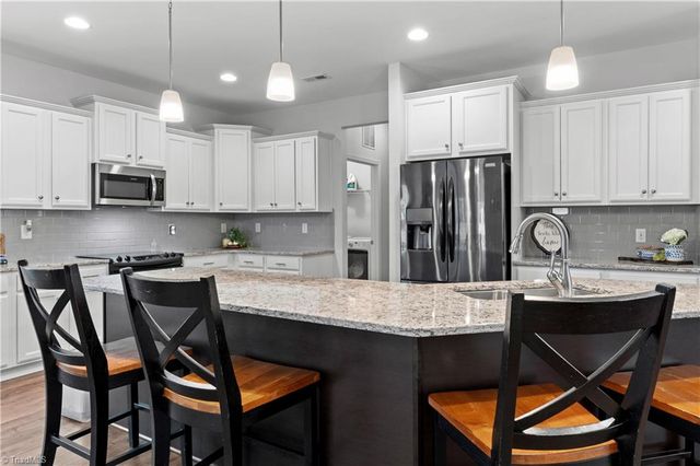 6142 Barrington Oaks Drive, Clemmons, NC 27012