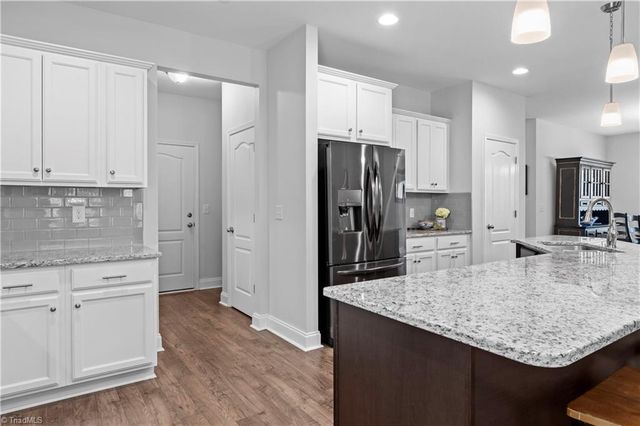 6142 Barrington Oaks Drive, Clemmons, NC 27012
