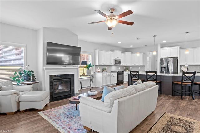 6142 Barrington Oaks Drive, Clemmons, NC 27012