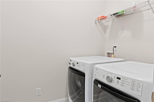6142 Barrington Oaks Drive, Clemmons, NC 27012