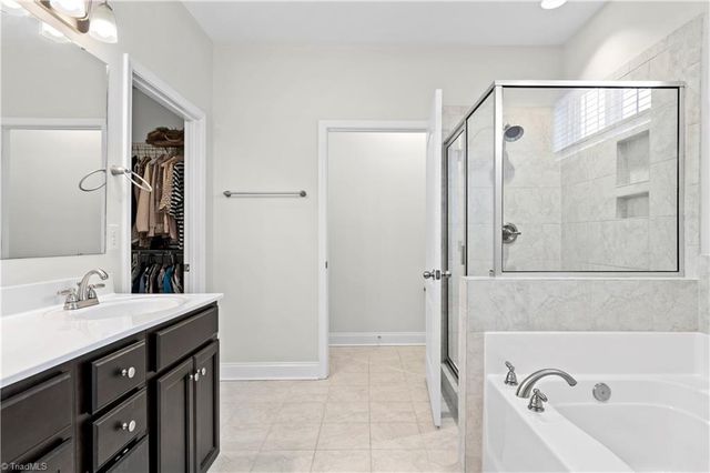 6142 Barrington Oaks Drive, Clemmons, NC 27012
