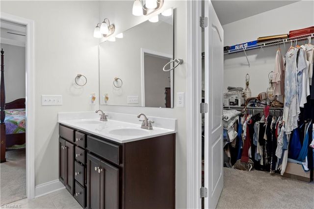 6142 Barrington Oaks Drive, Clemmons, NC 27012