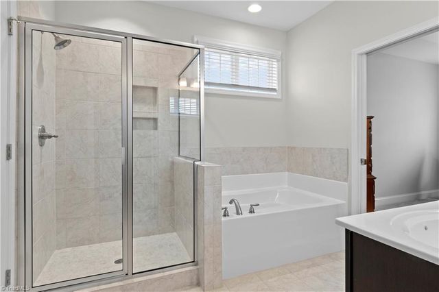 6142 Barrington Oaks Drive, Clemmons, NC 27012