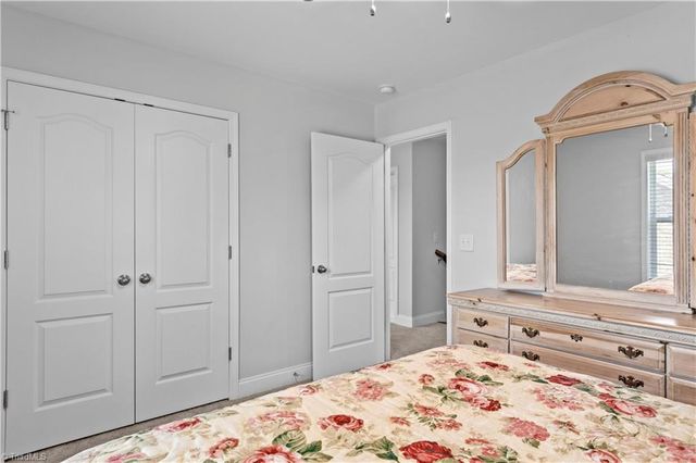 6142 Barrington Oaks Drive, Clemmons, NC 27012
