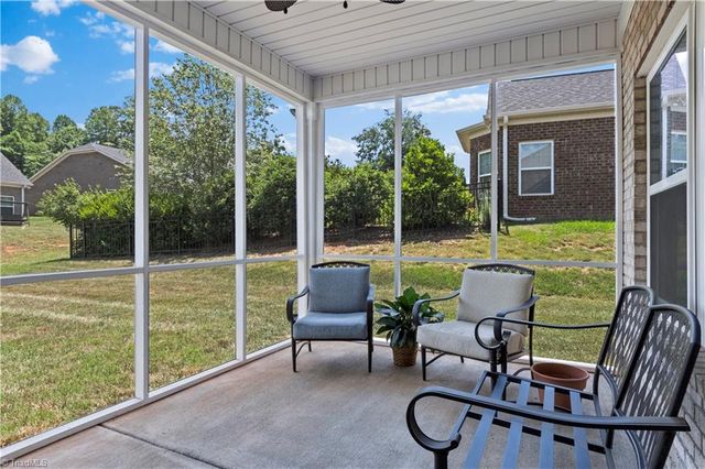 6142 Barrington Oaks Drive, Clemmons, NC 27012