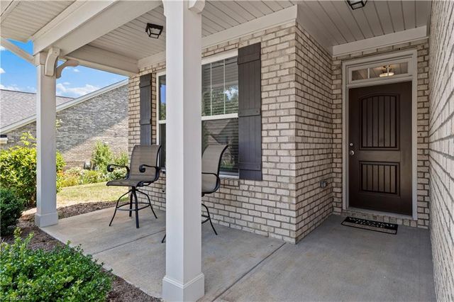 6142 Barrington Oaks Drive, Clemmons, NC 27012